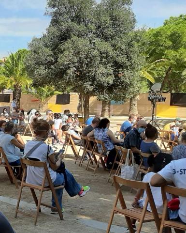 Persones en cadires durant una activitat a l'aire lliure