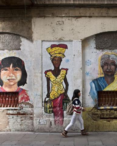 El Raval. Murals amb dones de diferents procedències